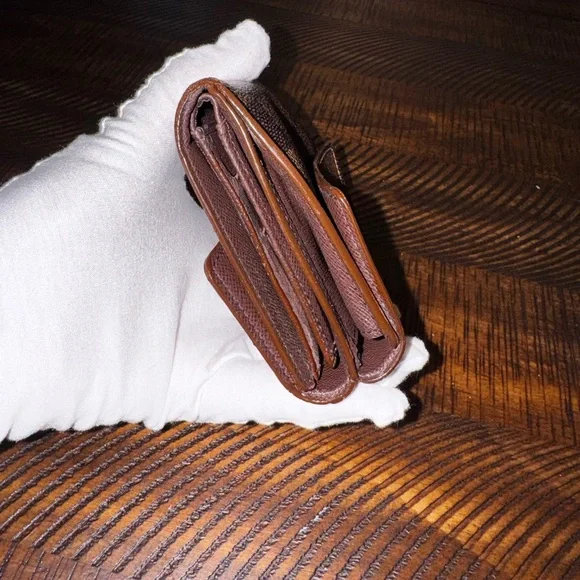 Louis Vuitton
Vintage 2005 Damier Elise Wallet - Picture 5 of 15